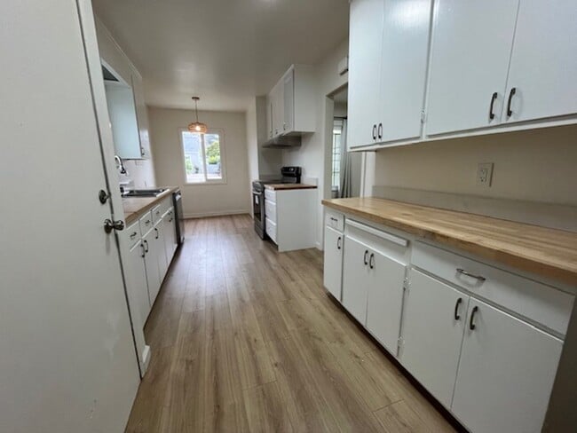 Building Photo - Updated El Cerrito Home with New Kitchen Appliances, Private Deck & Great Walkability