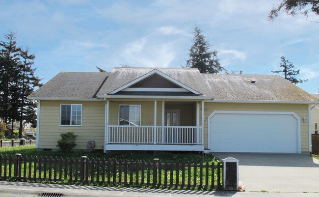 Building Photo - ***PENDING APPLICATION***Charming 3 bedroo...