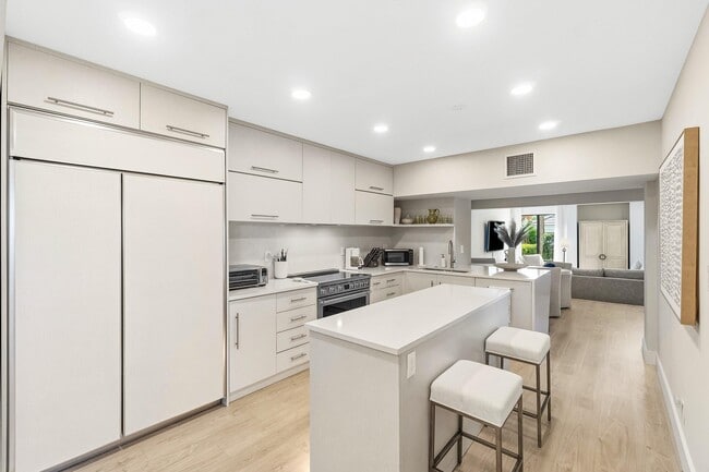 Building Photo - 2717 N Ocean Blvd