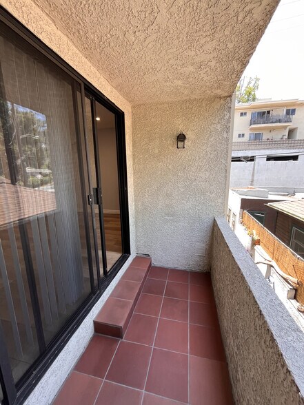 Building Photo - 2107 N Beachwood Dr