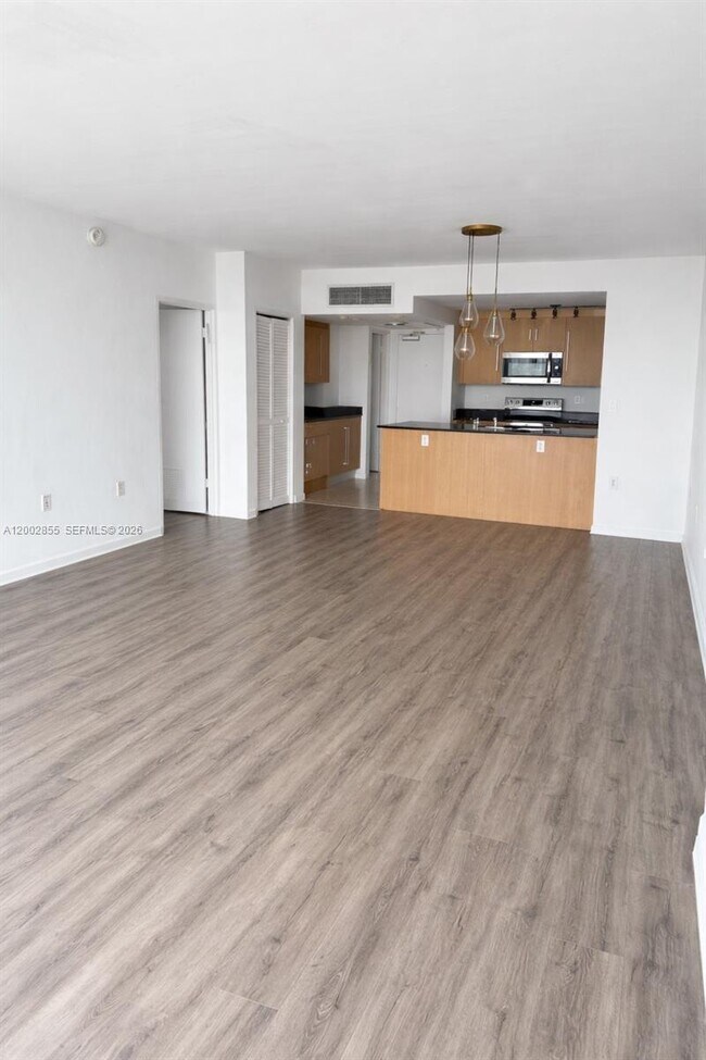 Building Photo - 10275 Collins Ave