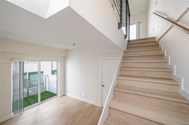 Building Photo - 1712 SW 2nd Ave