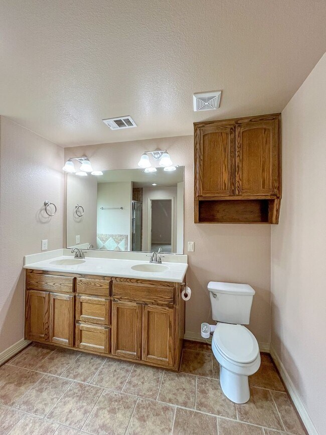 Building Photo - Available NOW This charming 1 story, 3 bedroom, 2 bath house could be your next home! Beautiful c...