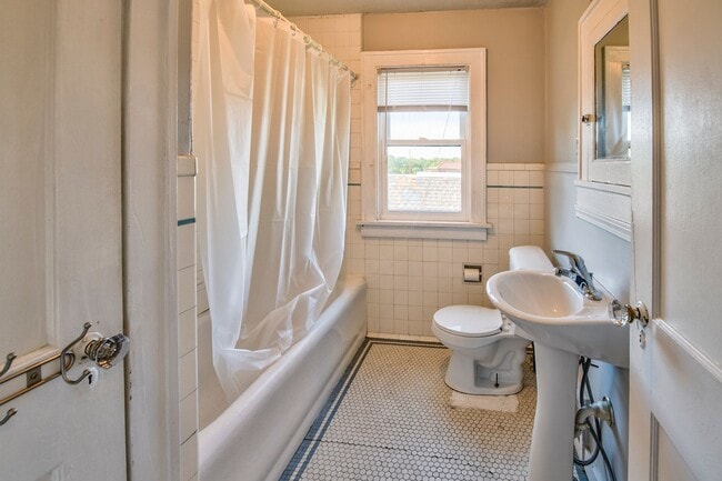 Building Photo - 563 S 35th St