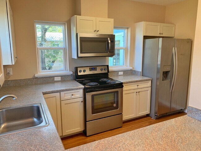 Building Photo - Coming Soon!! 4BR/4BA, downtown apartment. Walk to Flagler College..