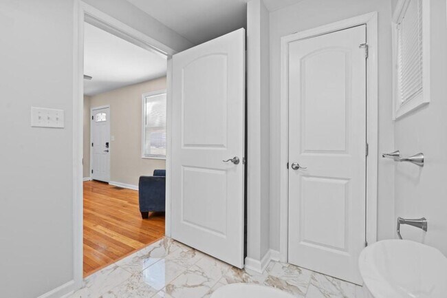 Building Photo - 1009 Lindsay St