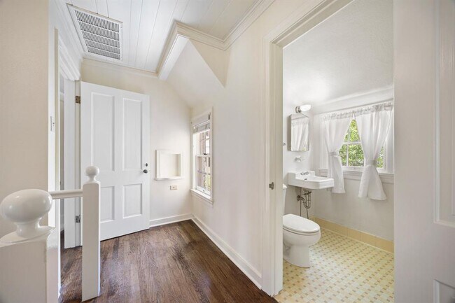 Building Photo - 610 Rathervue Pl