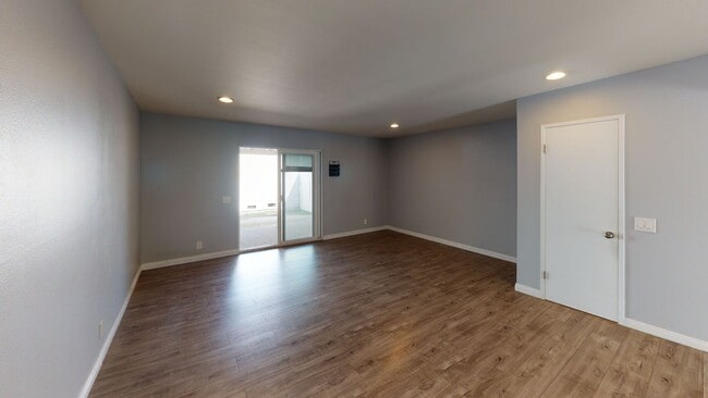 Building Photo - 2 Large Bedroom Home Centrally Located in Garden Grove