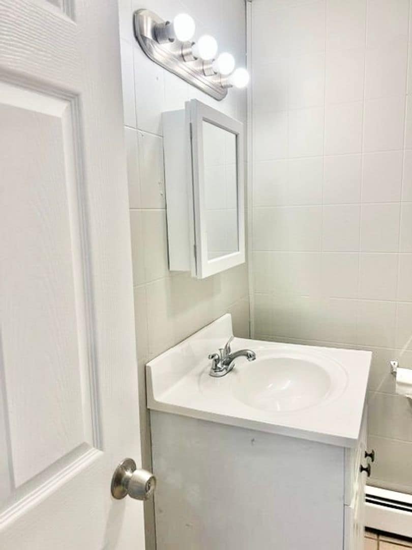 Building Photo - 22-24 Lawn Avenue - Unit #1R
