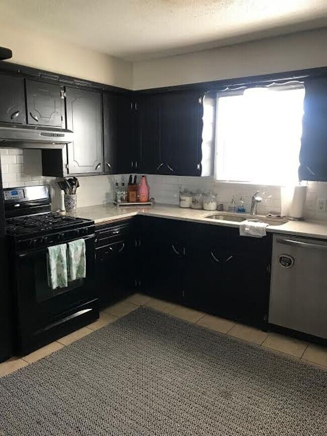 Building Photo - Pre leasing for fall 2026! 3/3 in Medical District!