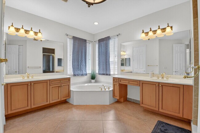 Building Photo - 9826 Vía Amati