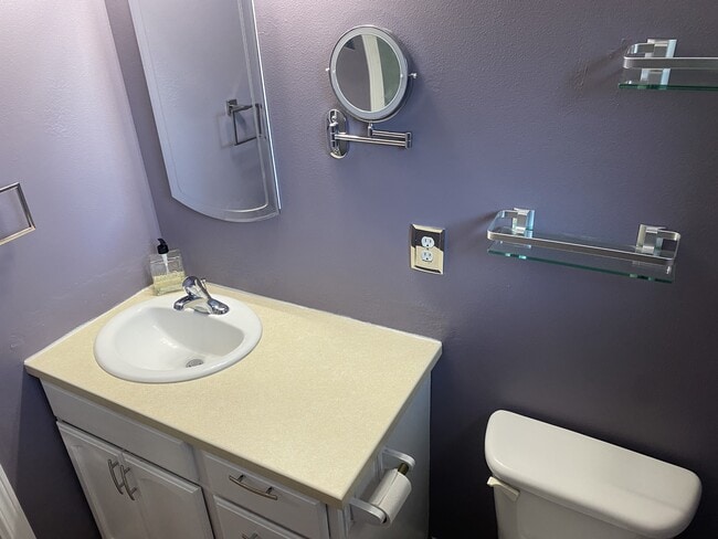 Building Photo - 348 Cockle St SW