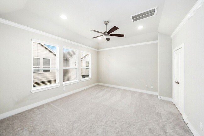 Building Photo - 420 W 28th St