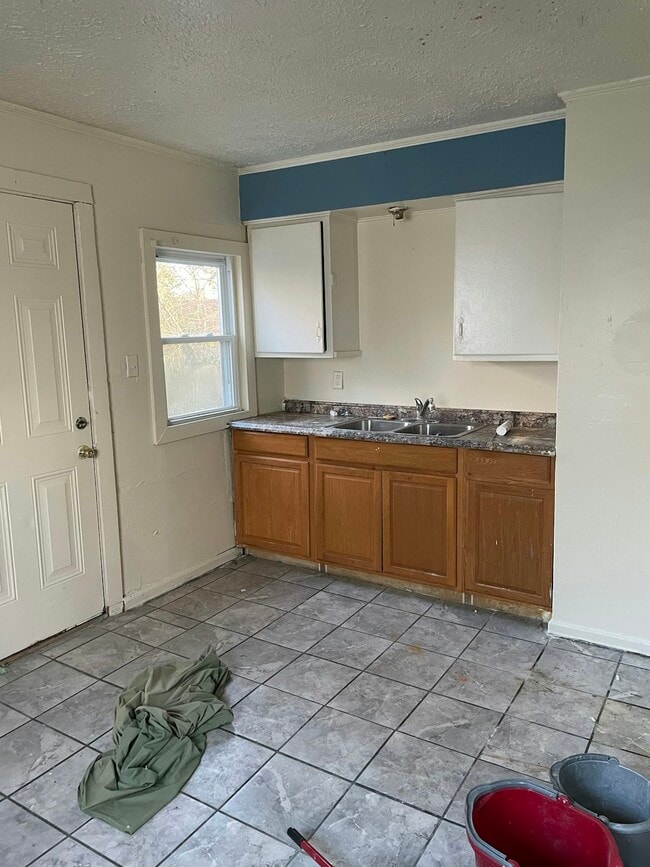 Building Photo - 1370 Kingsley Ave