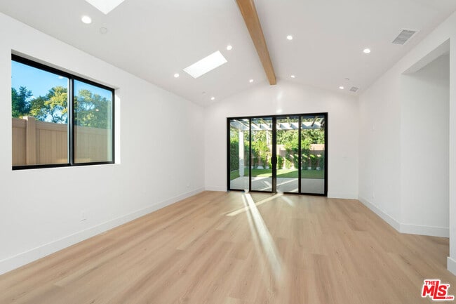 Building Photo - 5662 Winnetka Ave