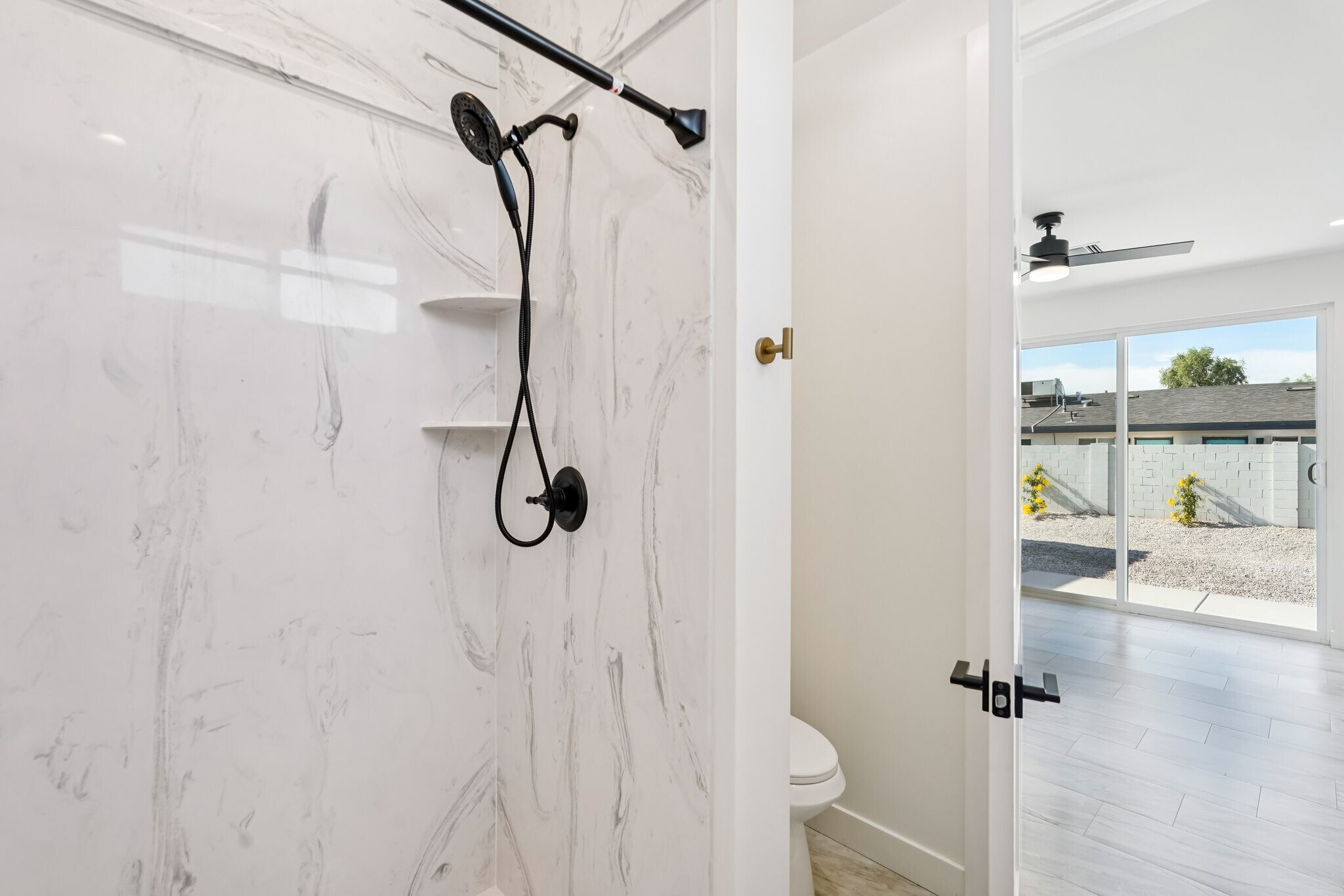 Building Photo - 910 E Roma Ave