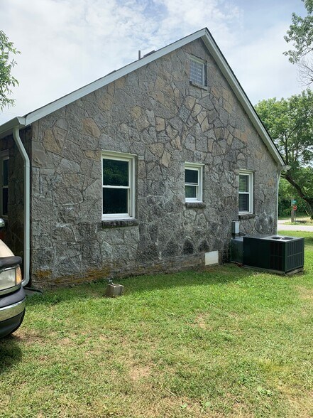 Charming old stone cottage - 2200 Claylick Road