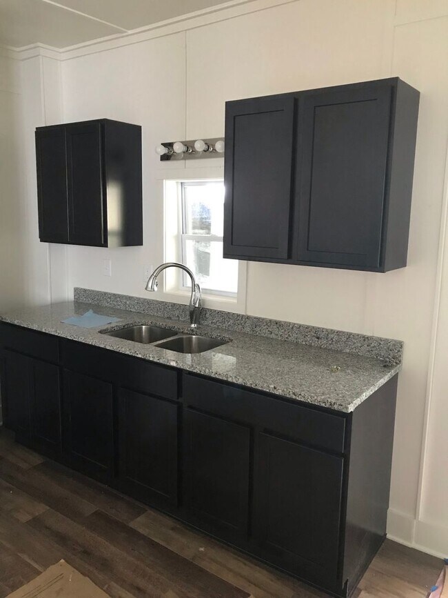 Building Photo - 3 BR 1 1/2 Bath 2 Story Available Now!