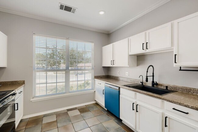 Building Photo - 5635 Midcrown Dr