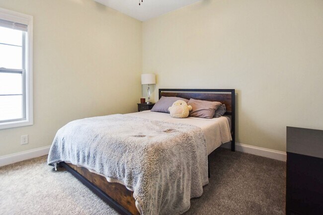 Building Photo - Pet Friendly Three Bedroom!