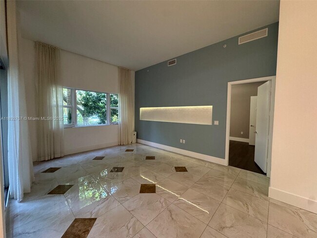 Building Photo - 20000 E Country Club Dr