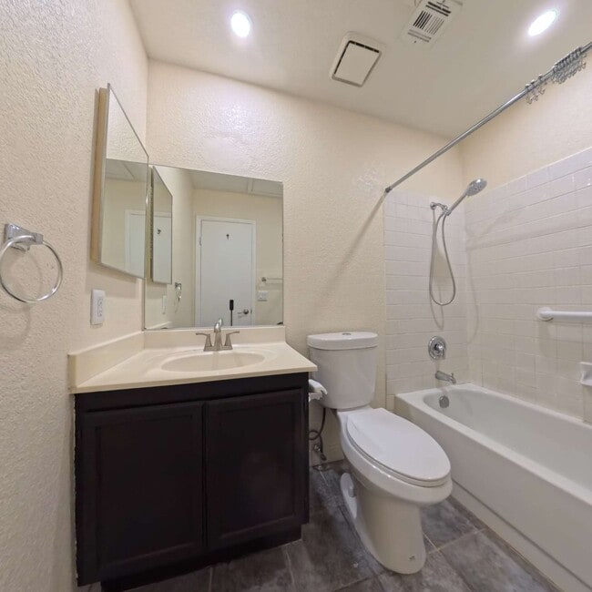 Building Photo - Beautiful 2 Bedroom 2 Bathroom Condo at The Lakes!