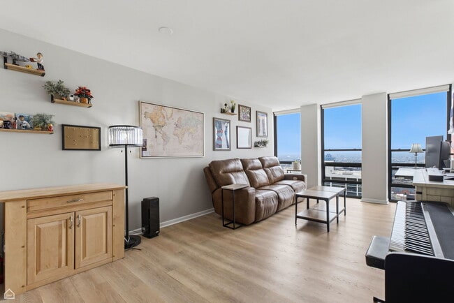 Building Photo - 1660 N La Salle Dr