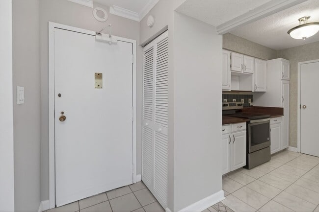 Building Photo - Stunning Condo With Exclusive Bay Views!