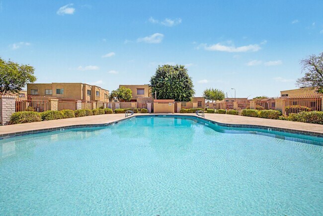 Building Photo - ***INCREDIBLE TOWNHOME with ALL appliances & water, sewer, trash INCLUDED!
