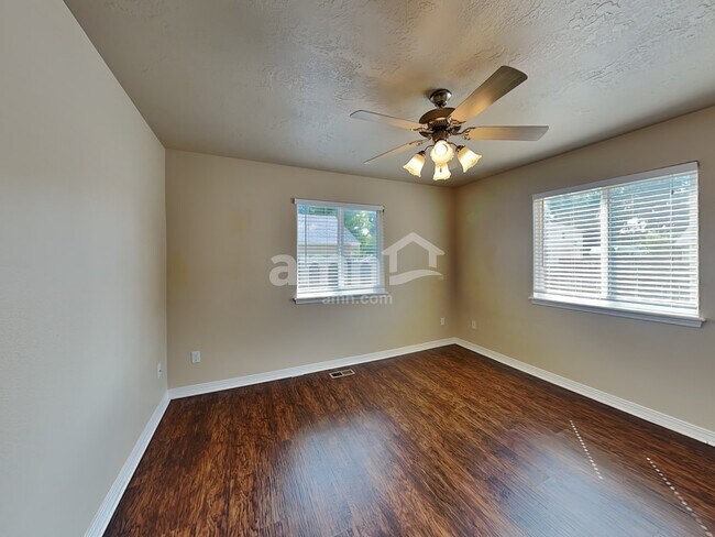 Building Photo - 290 N Taurus Way