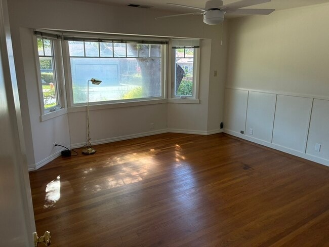 Building Photo - 221 Brookside Dr