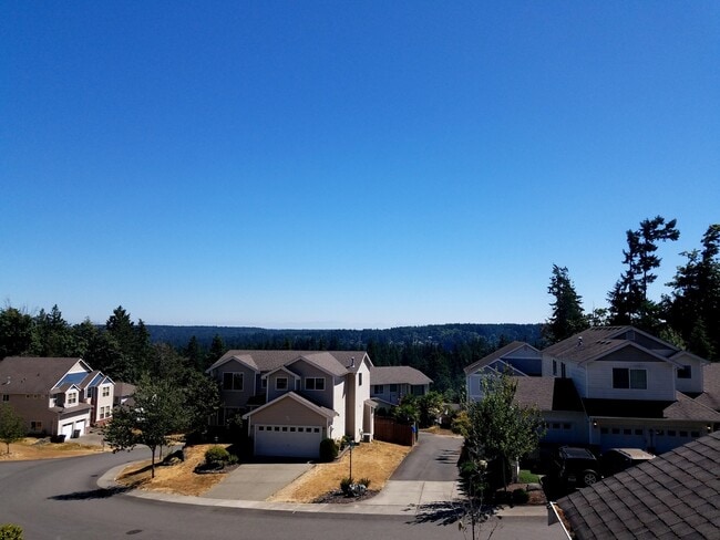 Building Photo - 4 Bedroom 2.5 Bath plus Bonus Room in East...