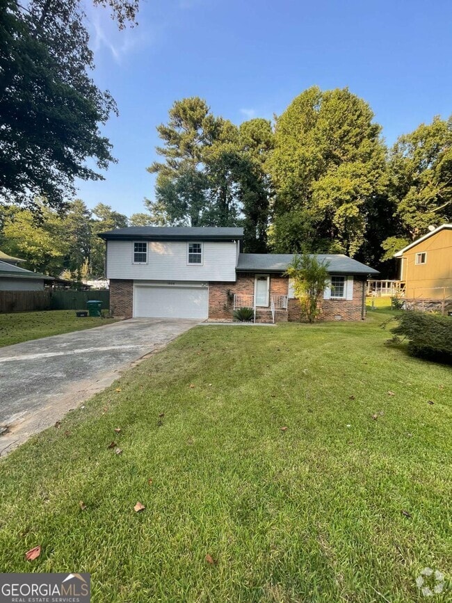 Building Photo - 1606 Village Dr NW