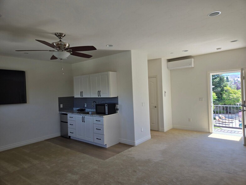 Building Photo - 1850 Kickapoo Ct