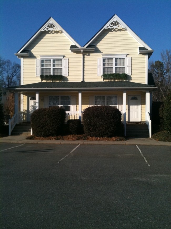 Building Photo - Cloverdale Village - SFR's