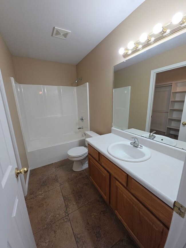 Building Photo - 401 E 11th St