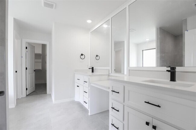 Building Photo - 8201 Mountain Oak Dr