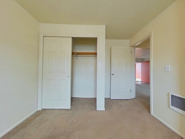 Building Photo - 2 Bedroom Apartment ~ Close to 9th Street ...