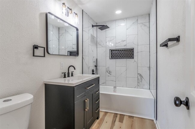 Building Photo - 1421 NE 8th St