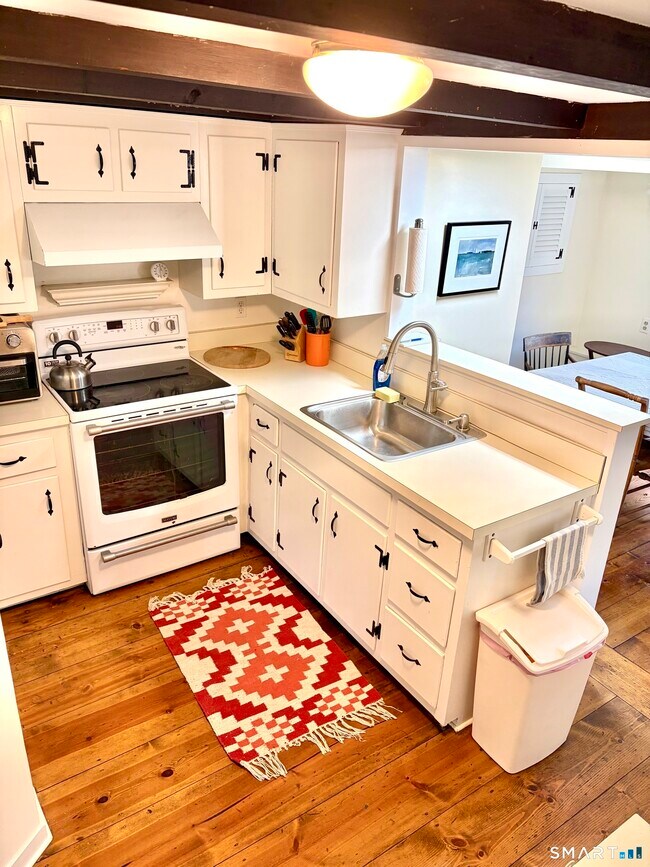 Building Photo - 310 Valley Rd