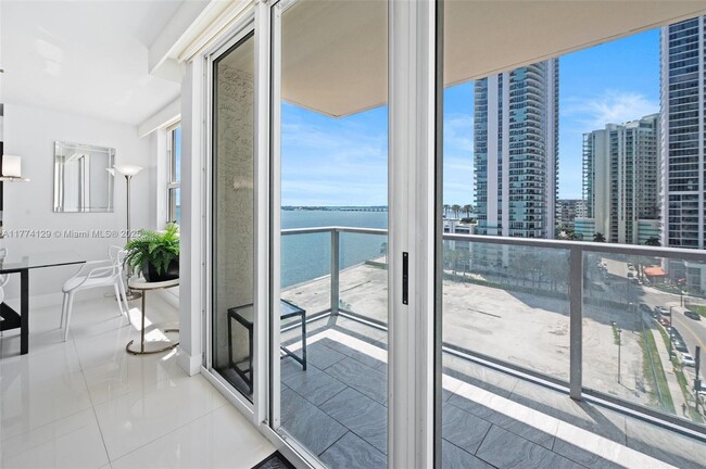 Building Photo - 1155 Brickell Bay Dr