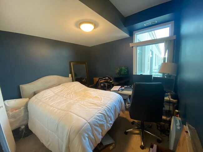 Building Photo - 680 N Green St