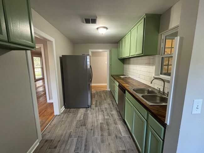 Building Photo - Charming Broadmoor Home