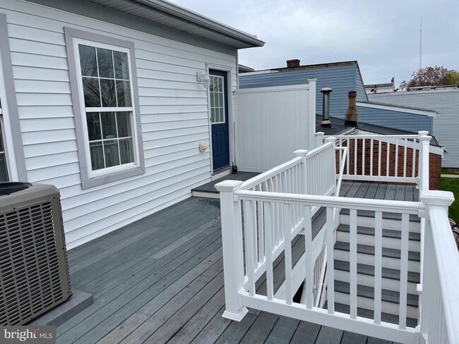 Building Photo - 70 Clinton St