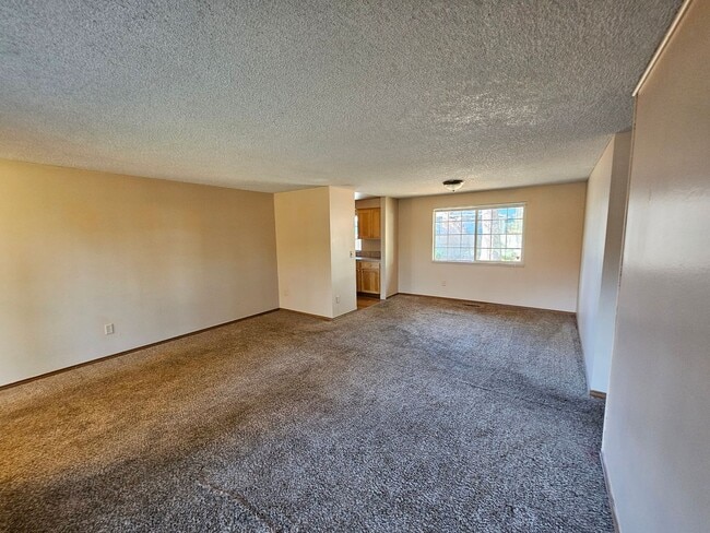 Building Photo - Roomy Ranch in Gladstone