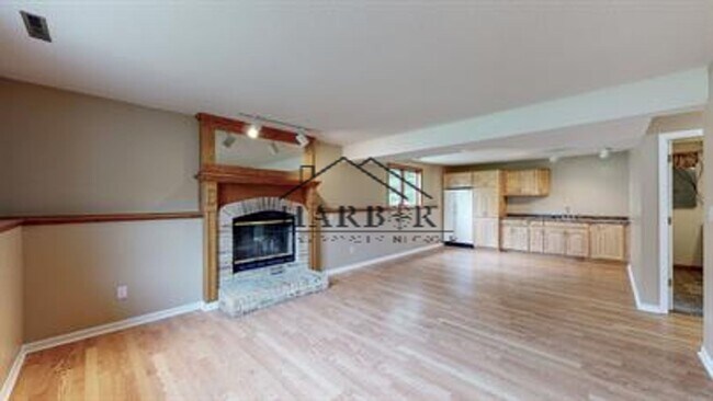 Building Photo - Single Family Home with Vaulted Ceilings!