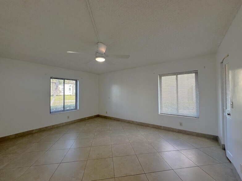 Building Photo - 723 Sunny Pine Way