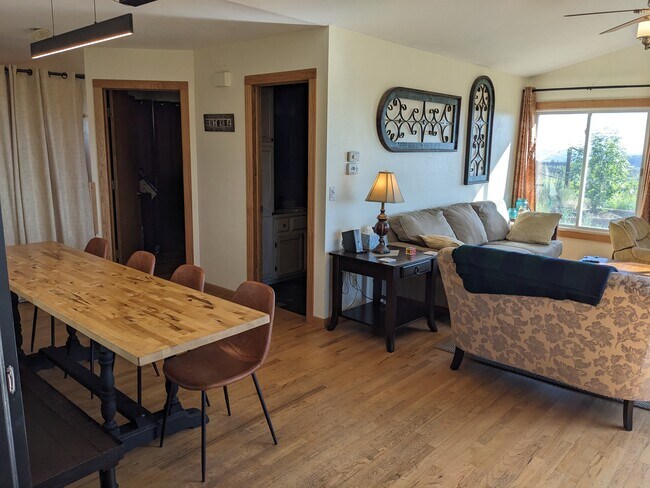 Building Photo - 6009 Blue Spruce Dr
