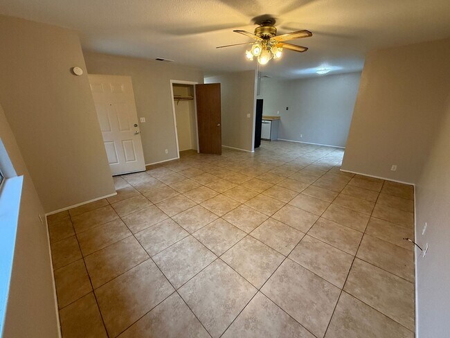 Building Photo - 615 Oriole Ave