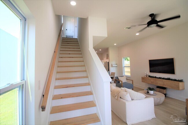 Building Photo - 5245 Viking Rd